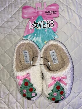Love Cream Kids Slippers with Pink Bows & Green Tree Appliqués. NWT.